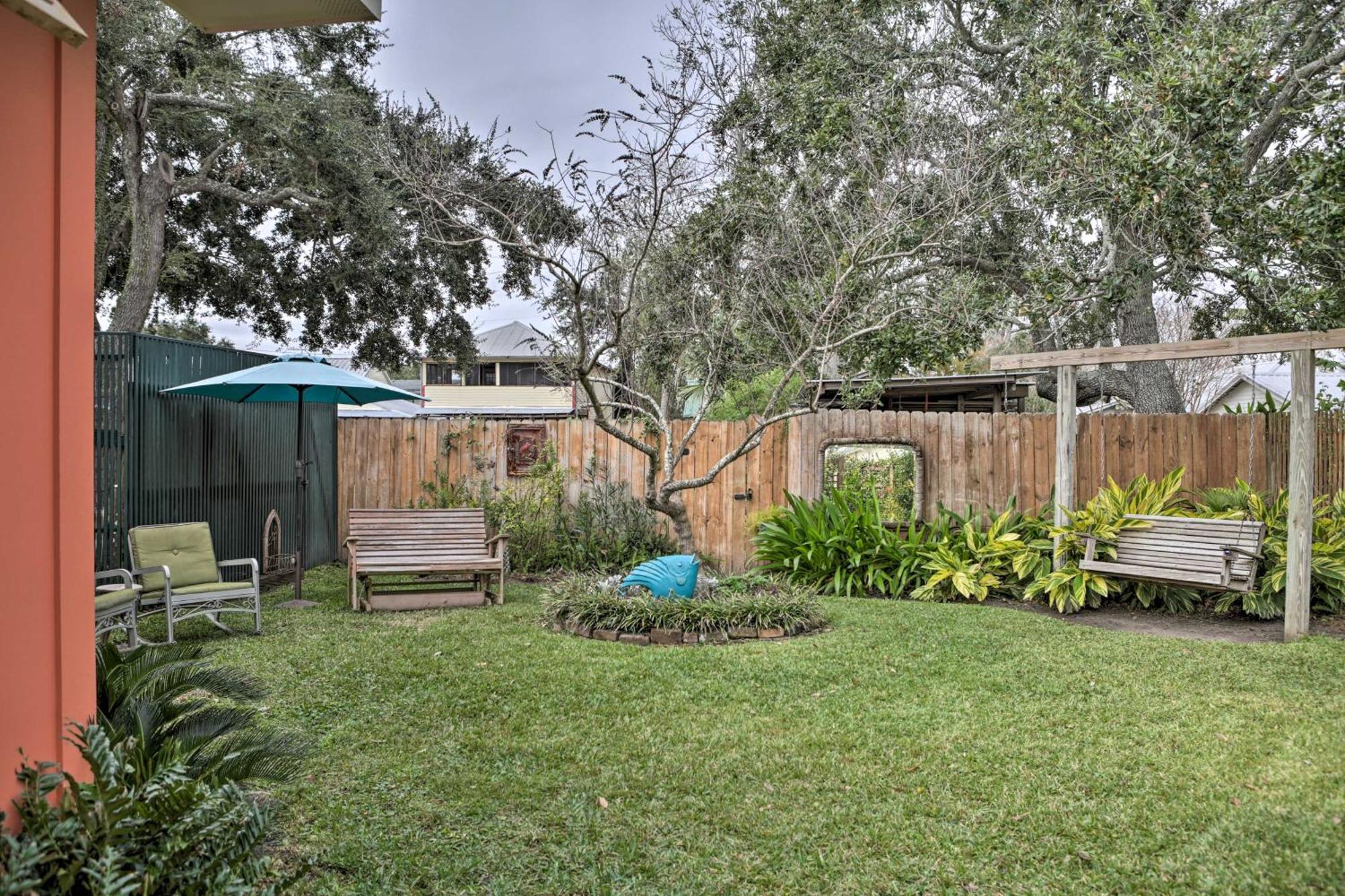 Walk To Beach From Chic Old Town Apartment With Yard Bay St. Louis Bagian luar foto