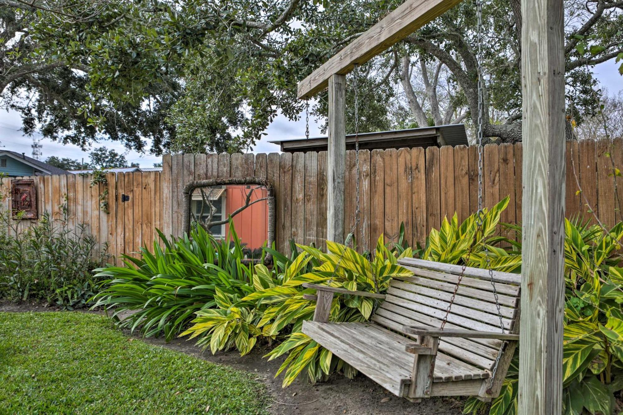 Walk To Beach From Chic Old Town Apartment With Yard Bay St. Louis Bagian luar foto